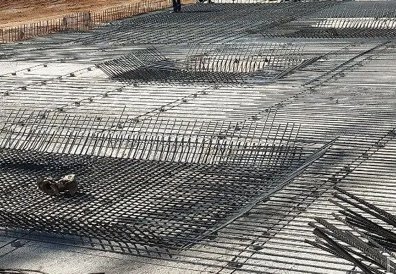 Radier épaissi : pose des nappes d’armatures et des renforts après nettoyage